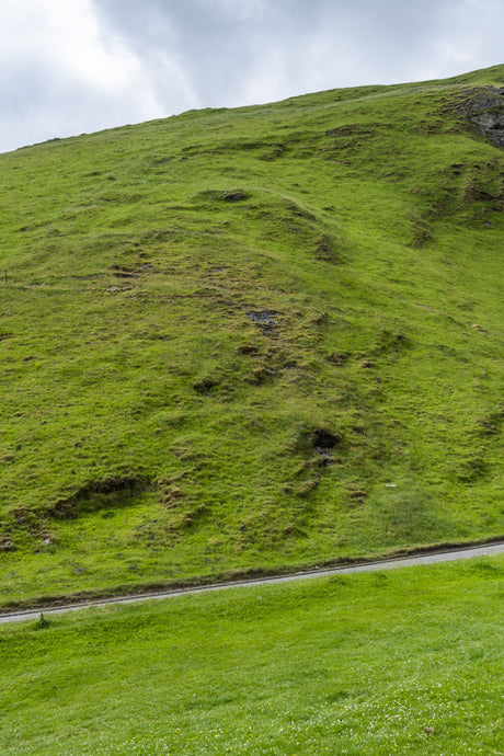 Can electric bikes go up steep hills?